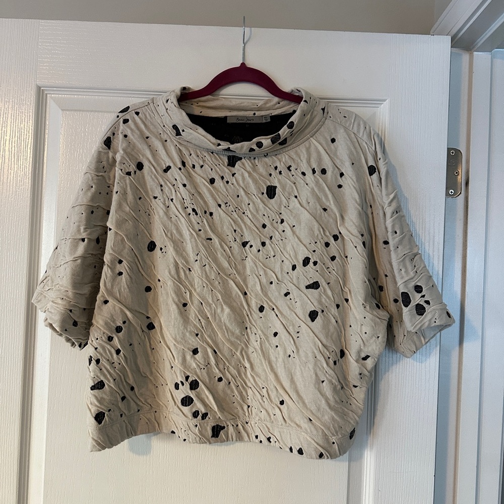 Trendy Boutique Beige and Black Women's Short Sleeve Top